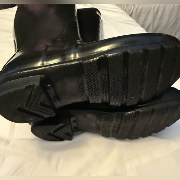 Hunter Classic Black Gloss Waterproof Rain Boots - Picture 4 of 9